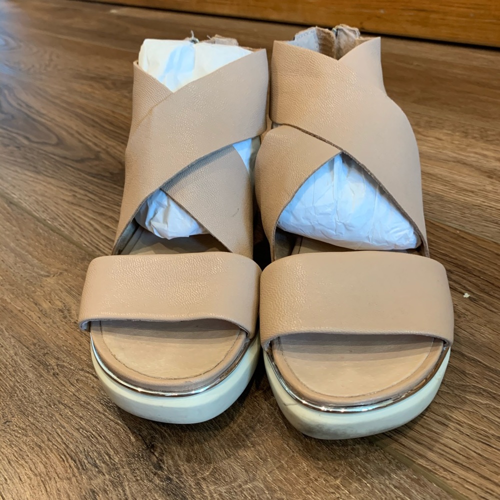 Wishbone Collection tan espadrille sandal, size 6
